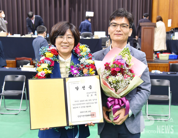 안성시장 재선에서 더불어민주당 김보라(50) 후보가 16일 당선증을 받고 가족들과 기념촬영을 하고 있다. 사진=엄태수 기자