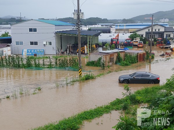 2일 경기 안성시 일죽면에 시간당 100mm가 넘는 폭우로 청미천 주변 차량 운행이 통제되고 침수 피해가 발생했다. 사진=엄태수 기자