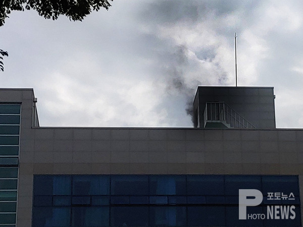 안성시 당왕동 소재 안성성요셉병원에서 화재가 발생해 건물옥상 입구로 검은 연기가 피어오르고 있다.