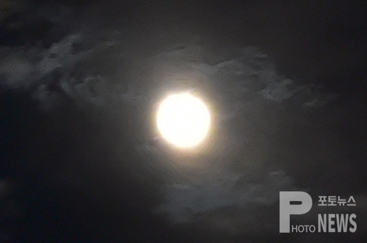 구름사이로 추석 명절 보름달이 밤 하늘을 비추고 있다.