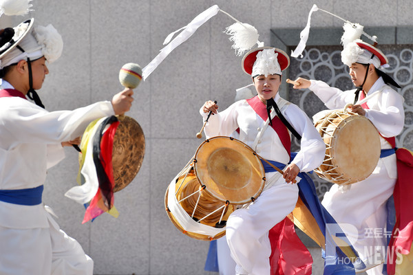안성남사당풍물단 단원들이 ‘버스킹 안성남사당 버스킹 특별공연‘ 을 선보이고 있다.