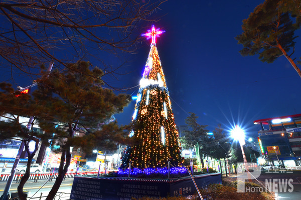 안성시 내혜홀 광장에서 성탄의 기쁨을 기원하는 2020 성탄트리 모습.