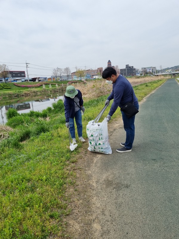 안성맞춤지역자활센터, 안성천변 쓰레기 수거 자원봉사활동.