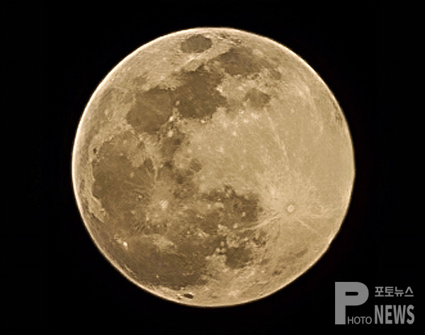 안성시 중앙로에서 바라본 보름달. 사진=엄태수 기자