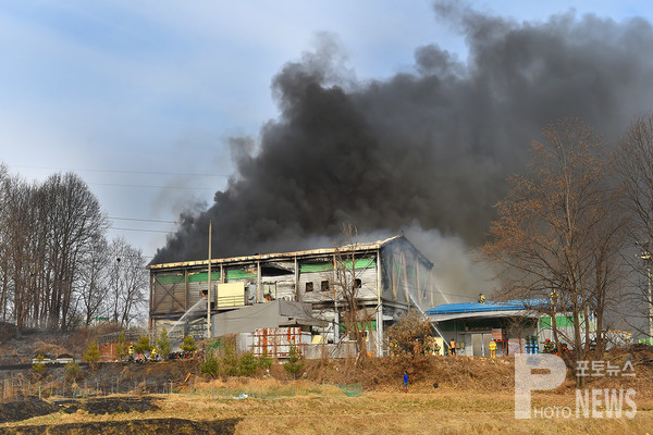 11일 안성시 대덕면 대농리 야산에서 발생한 산불이 인근 식품 제조 가공공장으로 번져 소방관들이 화재를 진압하고 있다. 사진=엄태수 기자