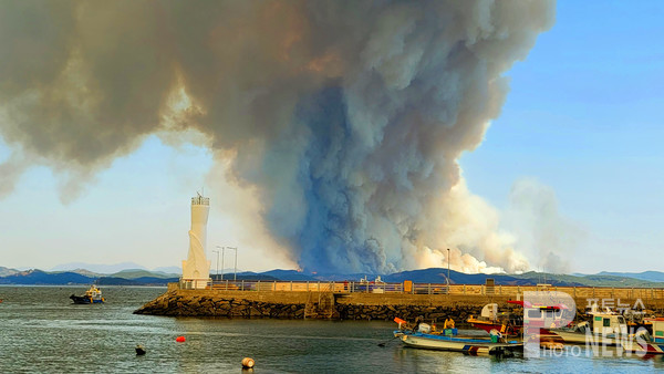 2일 오전 충남 홍성군 죽도항에서 바라본 서부면 산불. 사진=이재현 기자