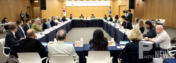 염종현 의장, ‘스위스-한국 의원친선협회 대표단’ 접견지역 간 경제·산업교류 활성화 위한 ‘협력’ 논의