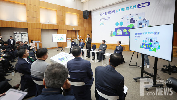 김동연 지사는 6일 안산시 경기테크노파크 다목적실에서 안산 반월산단 일자리 활성화 간담회를 개최했다.