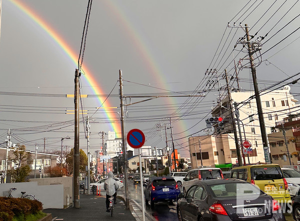 일본 치바현 이치카와시 도심하늘에 떠오른 쌍무지개. 사진=박동기 기자