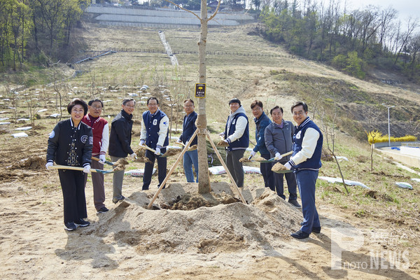 식목일 행사 참석한 김동연, “오늘 심은 나무가 기후변화 대응의 커다란 씨앗 되길 희망”