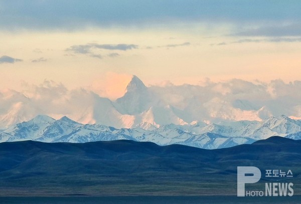카자흐스탄에서 바라본 천산산맥.사진=엄태수 기자