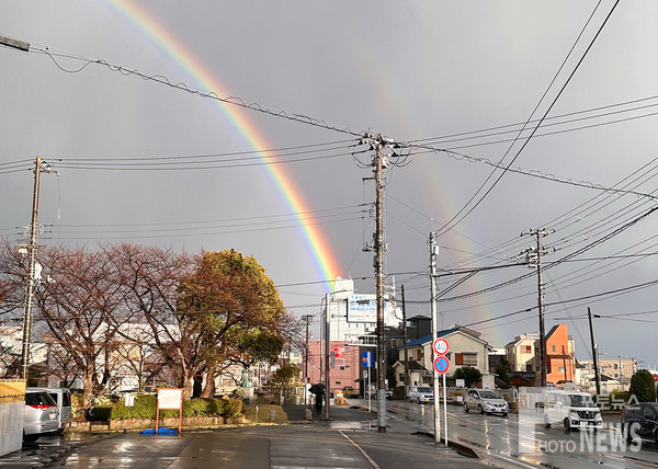 일본 치바현 이치카와시 도심하늘에 떠오른 쌍무지개. 사진=박동기 기자