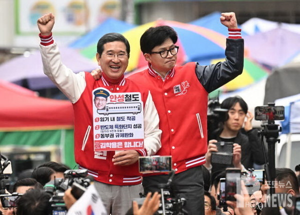 김학용 후보가 한동훈 비대위원장과 함께 안성 서인사거리에서 유세를 하고 있다.