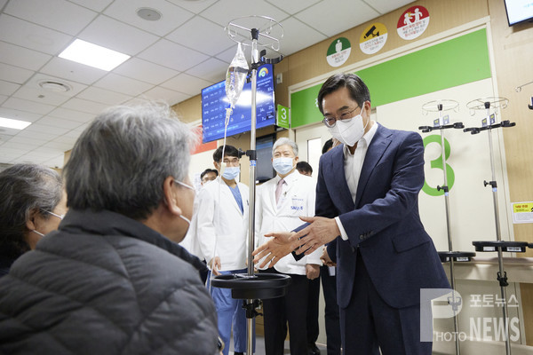 ‘의사 집단행동’ 관련 분당서울대병원 방문한 김동연,